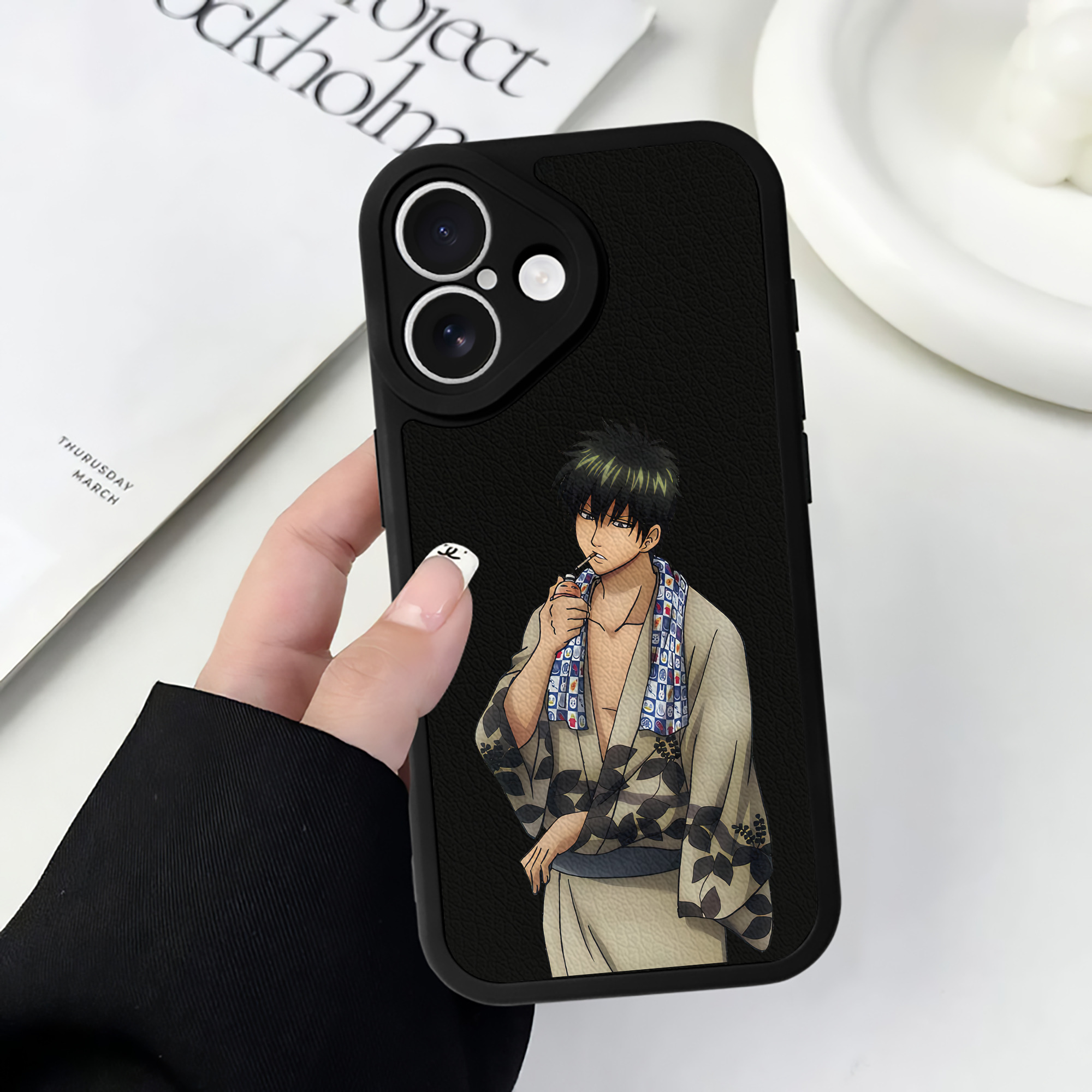 （画像用） ぎんたま 坂田銀時（さかたぎんとき） 神楽 志村新八（しむら しんぱち） GINTAMA Sakata Gintoki Kagura Shimura Shinpachi 【iPhone 16シリーズ対応】シリコンスマホケース（レザー調） 材質：シリコン